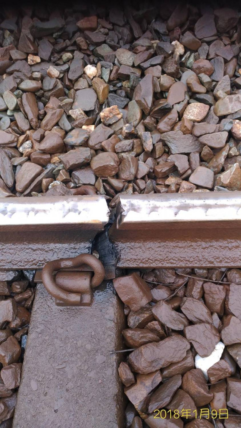 寒流低溫來襲，台鐵的鐵軌竟然因此冷到斷掉！   圖：台鐵提供