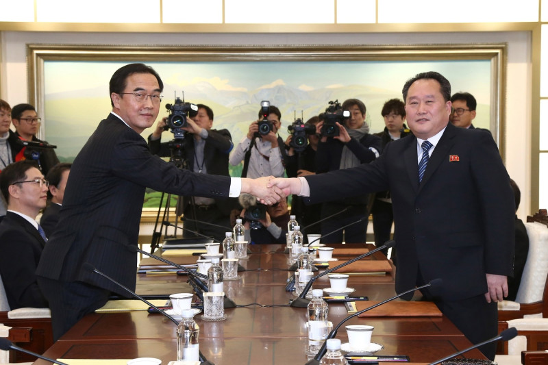 南北韓雙方代表握手。圖(左)為南韓統一部部長趙明均，右為北韓祖國和平統一委員會委員長李善權。   圖：達志影像/美聯社