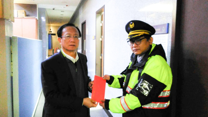 台北市警察局長陳嘉昌（左）今到萬華警分局慰勉張景義（右）。   圖：周煊惠 / 翻攝
