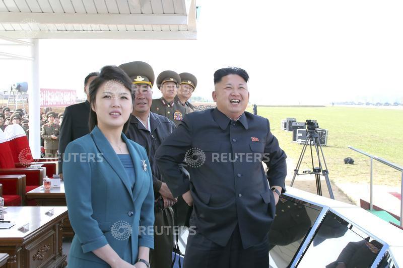 圖（右）北韓領導人金正恩的與圖（左）金正恩夫人李雪主。
   圖：達志影像/路透社