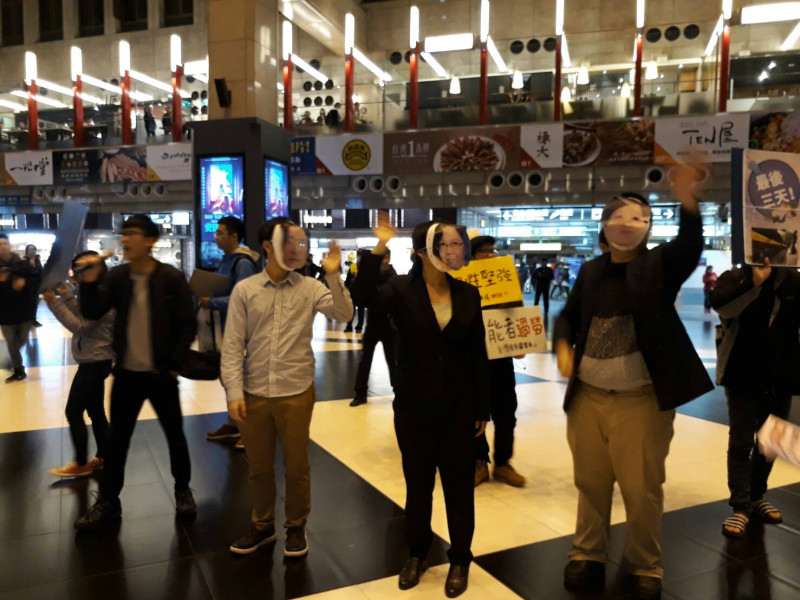 勞團人士9日晚間前往捷運上演行動劇後，轉往台北車站大廳表演。   圖：陳香蘭/攝