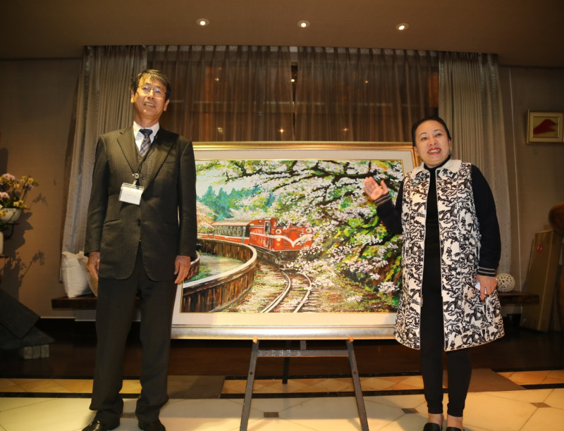 佐佐木表示，感謝張花冠熱情款待，他也會將「櫻綻森鐵」畫作將懸掛於新潟空港。   圖 : 嘉義縣政府/提供