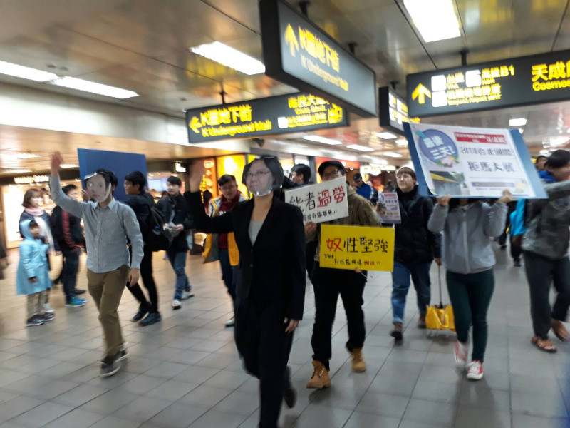 勞團人士9日在捷運台北站、台北車站進行諷刺行動劇。   圖：陳香蘭/攝