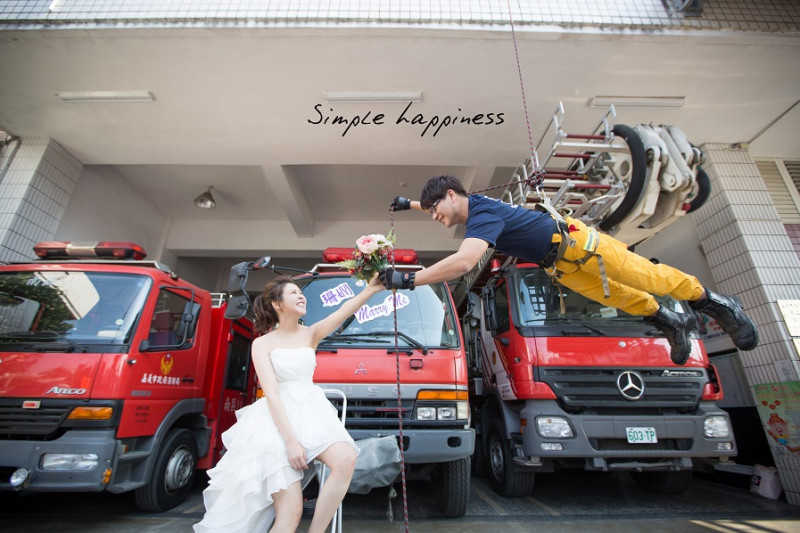 消防隊員李坤瑋以垂降方式拍婚紗照。   圖：嘉義市消防局提供