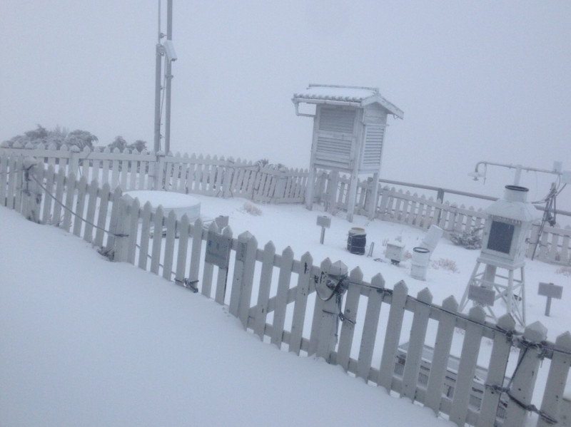 玉山氣象觀測站四都是白雪。   圖：中央氣象局提供