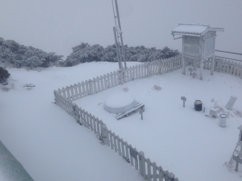氣象觀測站一片白雪。   圖：中央氣象局提供