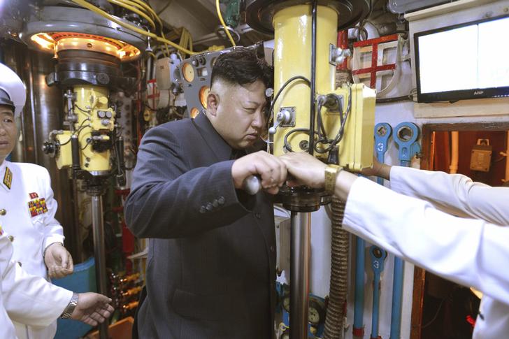北韓官媒朝中社最近公布了這張攝於2014年6月16日的照片，其中顯示，正在視察海軍部隊的最高領導人金正恩，透過潛艇的瞭望鏡觀察周遭動靜。   圖：達志影像/路透社