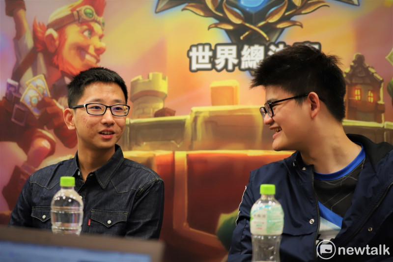 今年《爐石戰記》全球巡迴賽的台灣選手代表SamuelTsao（左）與tom60229（右）。   圖：蔡幸秀/攝