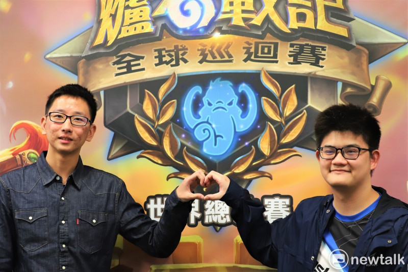 今年《爐石戰記》全球巡迴賽的台灣選手代表SamuelTsao（左）與tom60229（右）。   圖：蔡幸秀/攝