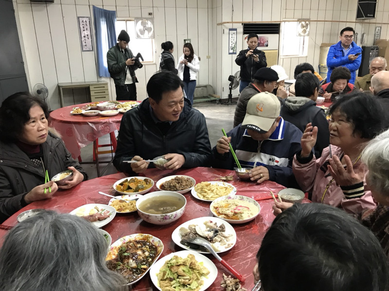周錫瑋今天(10日)到樹林參加老人共餐，受長輩者熱情歡迎。   圖：周錫瑋新北市政策中心提供