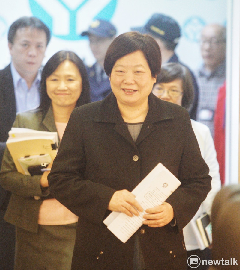 勞動部長林美珠今天面帶笑容出席記者會，否認她會因病請辭的傳聞。   圖 : 張良一/攝