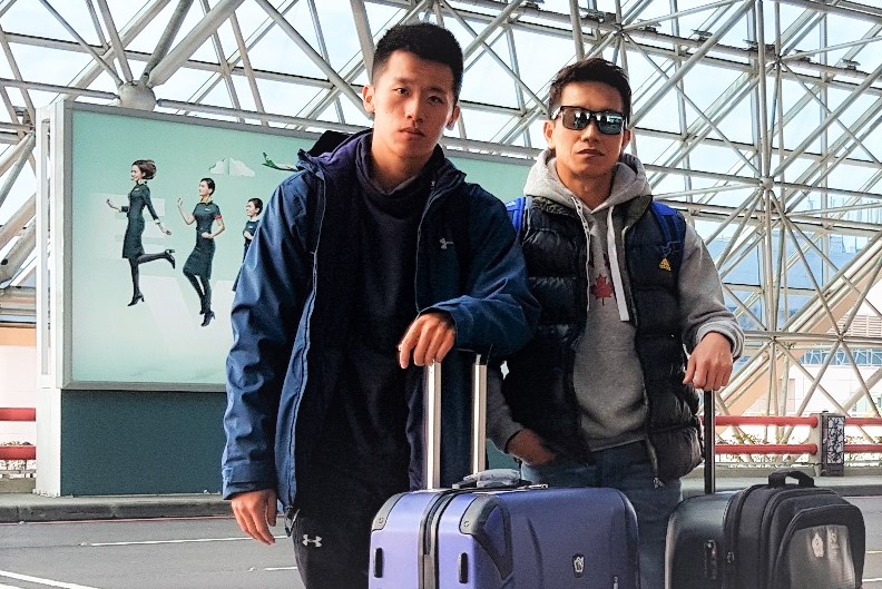 今（10）日李智凱(左)與教練林育信兩人已從桃園機場出發，出任平昌冬奧的火炬手。   圖：三星電子/提供