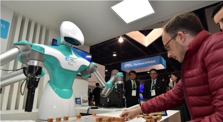 工研院智慧視覺系統機器人在CES開展首日即造成轟動，吸引國際媒體熱烈報導，以及參展人潮爭相體驗。   圖：翻攝工研院官網