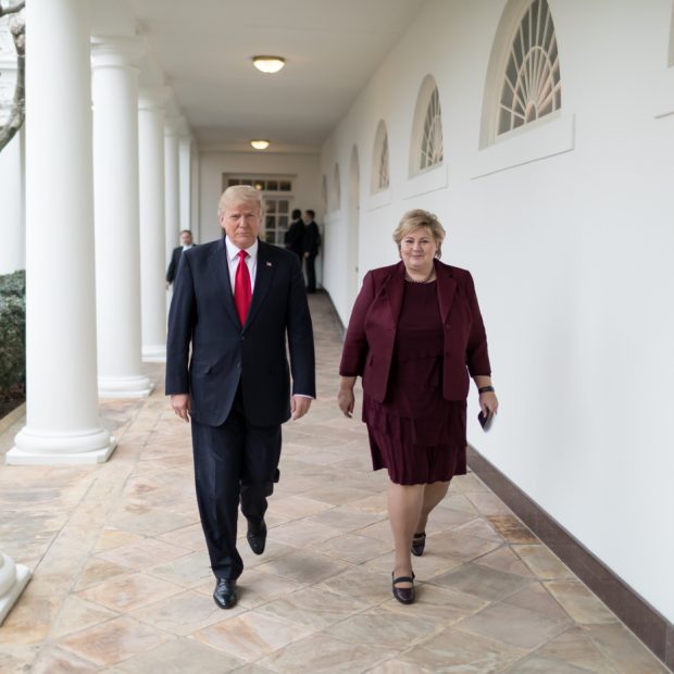 美國總統川普（左）會晤來訪的挪威首相索爾貝格，讓美國重返巴黎氣候協定出現曙光。   圖：翻攝白宮官網