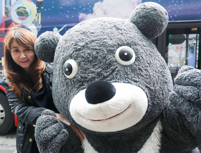 台北市觀傳局長簡余晏日前傳出請辭，台北市吉祥物「熊讚」在臉書哭哭，表達不捨。   圖：翻攝熊讚臉書