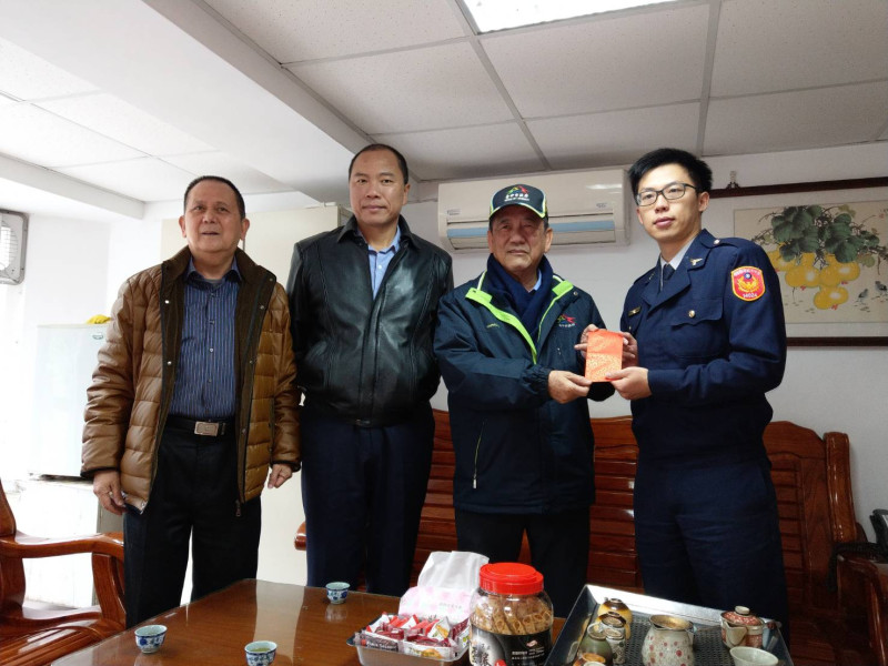 台中市副市長林陵三（右二）親自致贈慰問金予員警。   圖 : 和平警察分局/提供