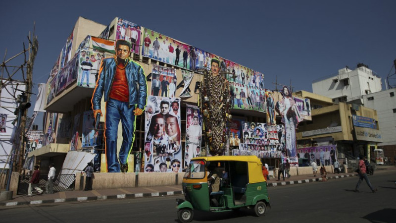 印度最高法院日前推翻舊裁決，撤銷強制電影院放映電影前播放國歌的臨時命令。   圖：翻攝Filmmakers Fans推特