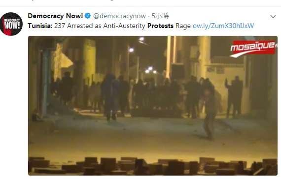突尼西亞民眾因為高物價爆發抗議，越演越烈，已經造成流血衝突。   圖：翻攝Democracy Now!推特