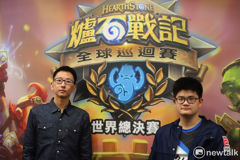 今年《爐石戰記》全球巡迴賽的台灣選手代表SamuelTsao（左）與tom60229（右）。     圖：蔡幸秀/攝