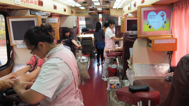 台灣血液基金會今天表示，近期受到寒流及流感影響民眾捐血意願，全台捐血量比預期減少6500袋，目前全台僅剩5.4天血量，以台北地區缺血最嚴重。   圖 : 翻攝自政治大學官網