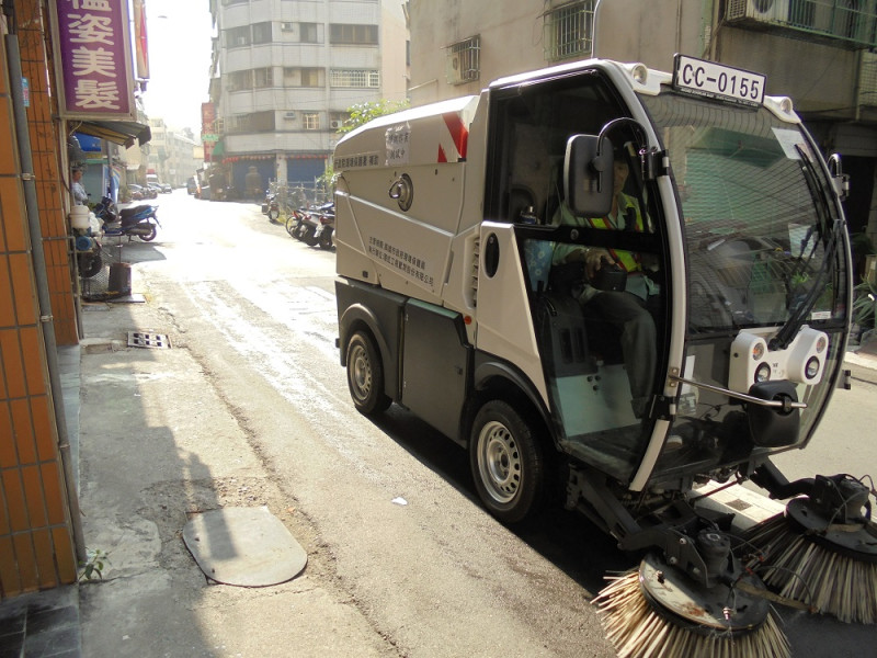 「小型掃街車」車體只有目前常見掃街車的四分之一，體型小、操作靈活。   圖：高雄市環保局提供