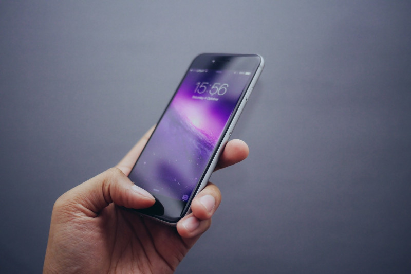 由於材質輕薄、低功耗與顯色更美，據傳今年iPhone將擴大採用OLED面板。   圖源：Pixabay