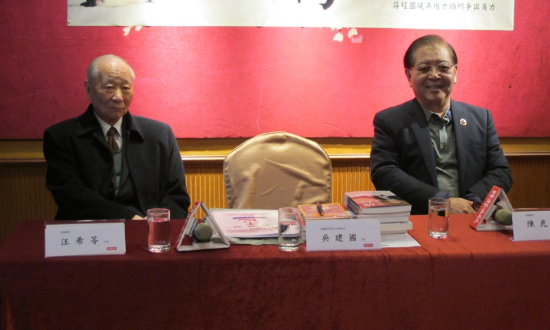 前軍事情報局長汪希苓（左）與副處長陳虎門12日出席「破局」新書發表會。   圖：林朝億/攝