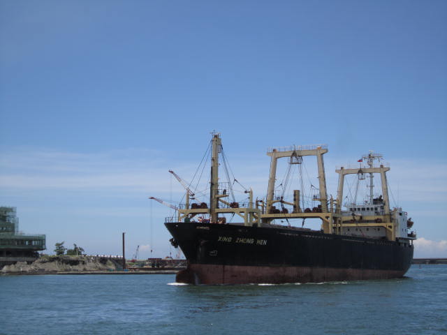 二港口減速進港船舶。   圖：高雄市環保局提供