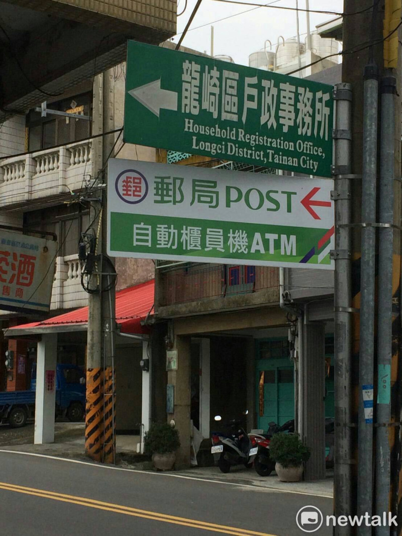 黃偉哲表示，全台南市唯一沒有郵局自動櫃員機的龍崎區，經過他積極爭取，中華郵政公司終於同意增設ATM。   圖：黃博郎/攝