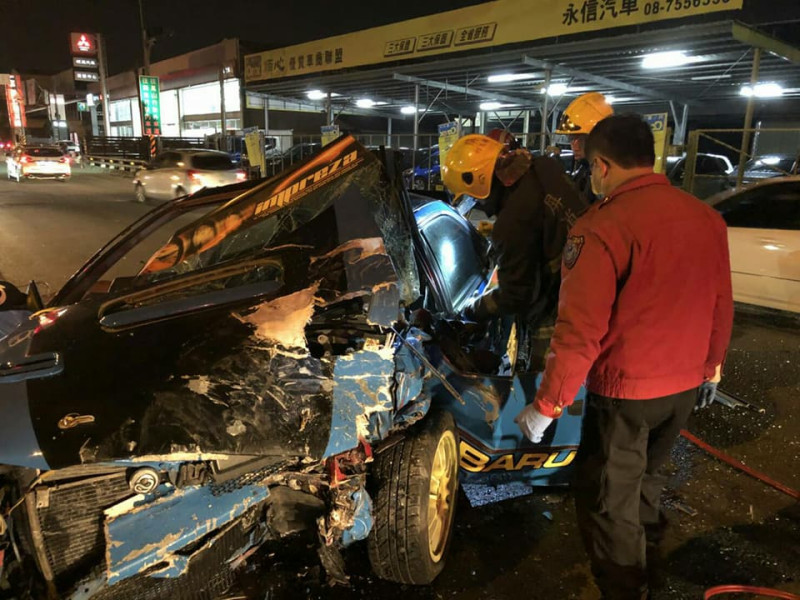 屏東市建國路今(12)日晚間傳出車禍意外。   圖：屏東消防隊提供
