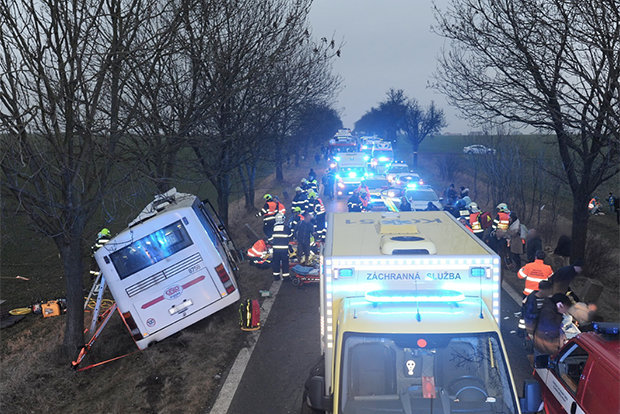 布拉格市郊12日驚傳重大交通事故，至少3死45傷。   翻攝自Twitter