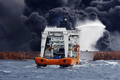 巴拿馬籍油輪桑吉號6日在長江口碰撞後起火，上海打撈局人員13日登船發現2具遺體，並帶回船上黑盒子。   圖 : 翻攝自中新社