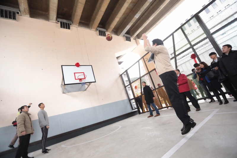 林右昌本人在新球場內試投籃球。   圖 : 仁愛區公所 / 提供