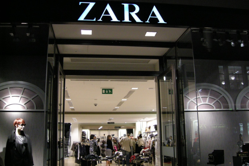 面對「分裂國家」這樣的指控，今（13）日西班牙服裝製作與銷售公司颯拉（ZARA）也進行道歉，並稱這樣的是一個錯誤。   圖源：維基百科