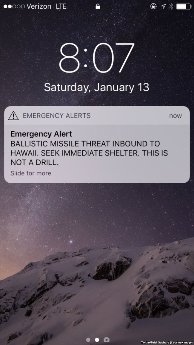 手機用戶收到的緊急警報寫道「彈道飛彈襲向夏威夷，立即尋求掩蔽，這不是演習。」   圖：翻攝自網路