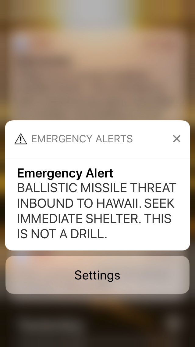 警報簡訊內容寫著「彈道飛彈進逼夏威夷」，要求民眾緊急尋找庇護場所，還強調「這不是演習」。   圖：達志影像/美聯社