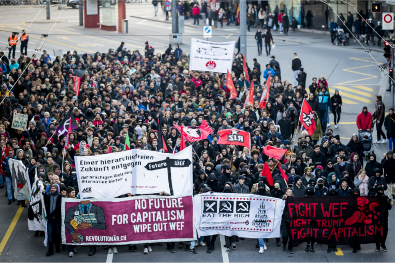 約500名反全球化抗議人士今天和平遊行經過位於伯恩的瑞士國會大廈。部分抗議人士穿黑衣，高舉的標語牌寫著「資本主義沒有未來」、「幹掉川普」等。   圖：達志影像/美聯社