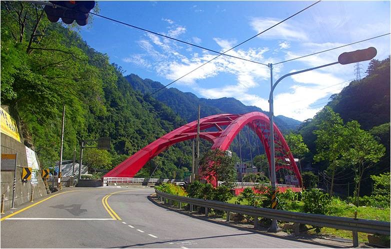 篤銘橋是台中縣谷關風景區唯一對外聯絡橋樑。   圖：台中市政府/提供