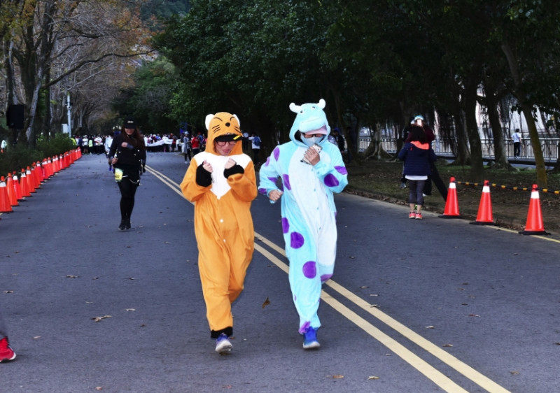 有民眾穿動物裝一起參加路跑。   圖：桃園市政府/提供