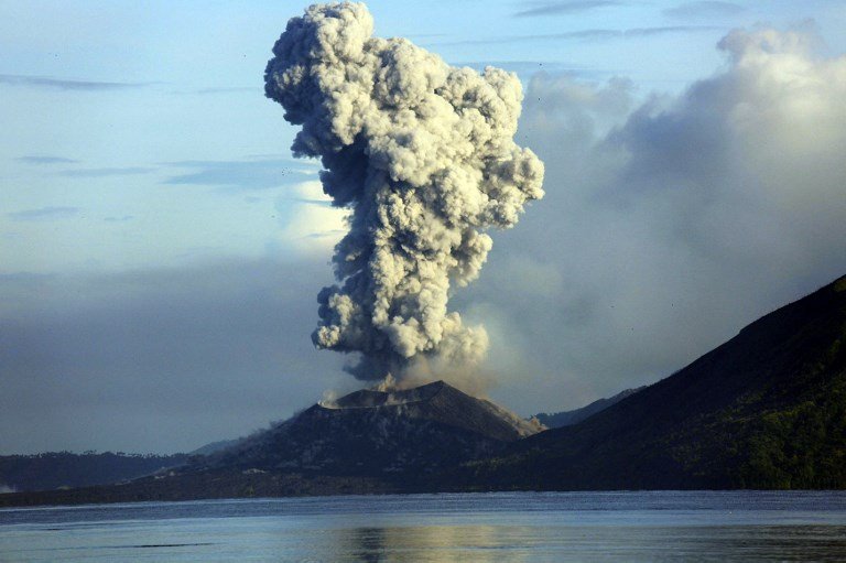卡多瓦爾島是休眠狀態的火山但近日卻二度噴發兩次。   圖：翻攝david de zabedrosky推特