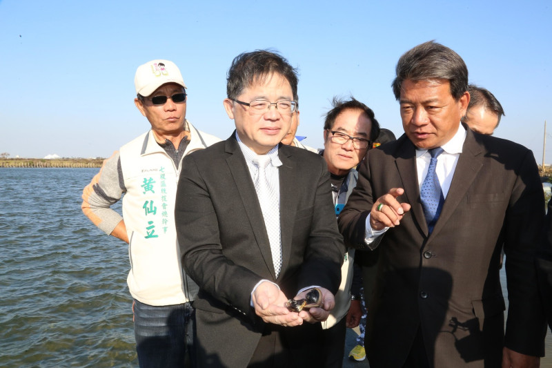 台南市長李孟諺表示，寒害造成虱目魚死亡將影響文蛤產量。   圖：台南市政府/提供