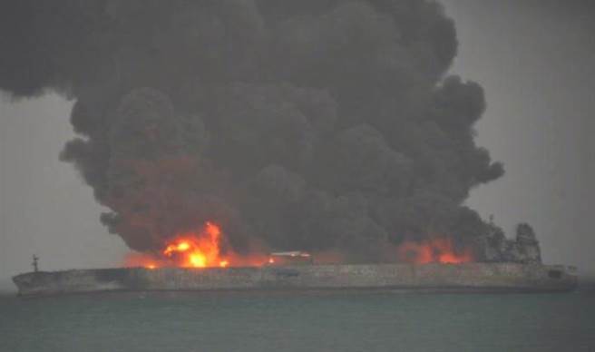 巴拿馬籍油船「桑吉」今天中午爆燃，全船沉沒，可能因漏油汙染海域。   圖： 翻攝nadim khan Youtube
