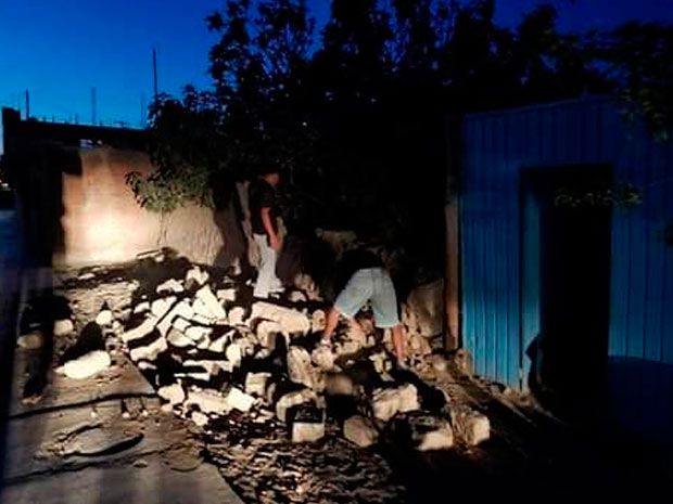 阿雷基帕省長歐索里奧（Yamila Osorio）在推特表示，堯卡鎮（Yauca）有一位55歲男子遭落石擊中喪命，查拉鎮（Chala）也有20人受傷。據秘魯「共和報」（La Republica）報導，已有兩人因地震喪生。   圖：翻攝自El   Popular 推特