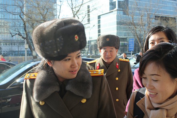 朝鮮牡丹峰樂團團長玄松月（左）被爆是金正恩前女友，曾活躍在朝鮮樂壇。   圖：翻攝한겨레推特