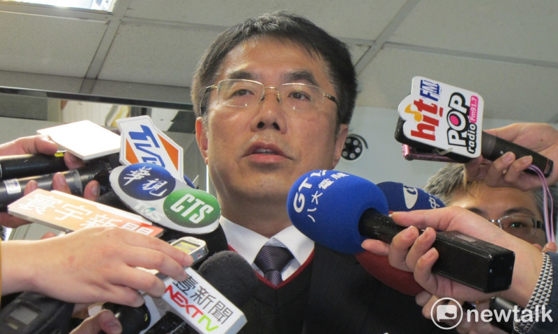 民進黨立委黃偉哲15日前來黨中央登記參與台南市長初選。   圖：林朝億/攝