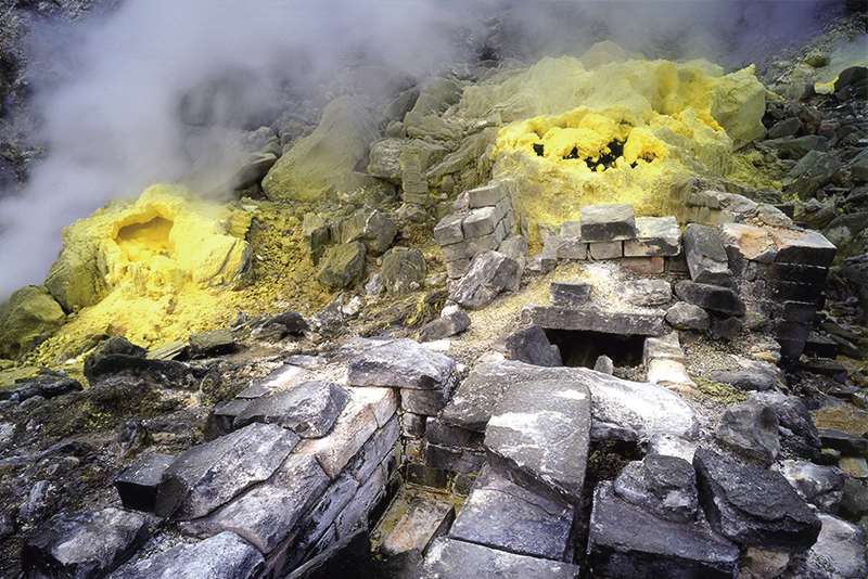北台灣的陽明山梗子坪硫磺谷，各區域內溫泉礦物成分不同，使得每個溫泉區域泉質、水溫都不同。   圖：交通部觀光局提供
