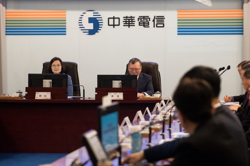 總統蔡英文15日視察中華電線對於資安維護的工作。   圖：總統府/提供