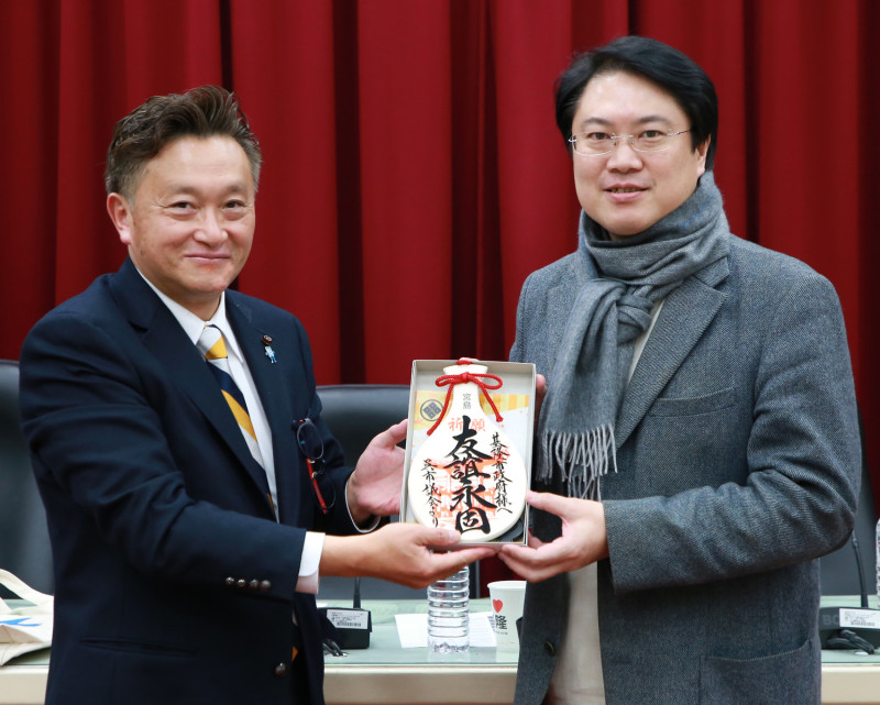 吳市市議會訪問團今（15）天到基隆市政府拜會市長林右昌。   圖：基隆市政府 / 提供