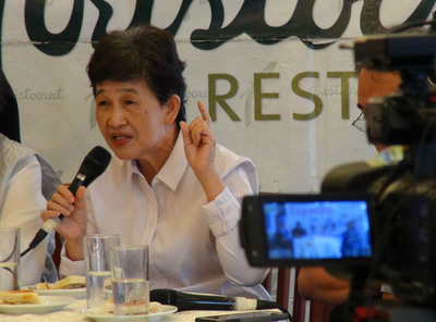 菲律賓華裔青年聯合會創辦人洪玉華15日在「Aristocrat直話直說」座談會上，要求菲律賓政府挺起腰桿，捍衛歷史，為菲國慰安婦向日本政府抗爭。   圖 : 中央社