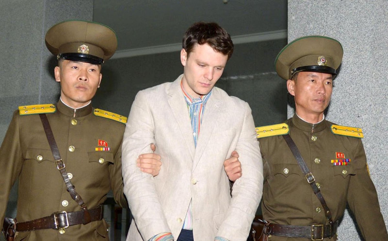 22歲美國大學生溫畢爾（中）被朝鮮關押17個月後，獲釋返美成為植物人，不久即離世。   圖：達志影像/路透社資料照片